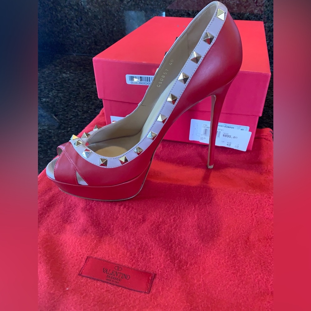 Valentino Garavani Rockstud Platform Pumps Two
Tone Peep Toe
Size: EU 40/US 9.5